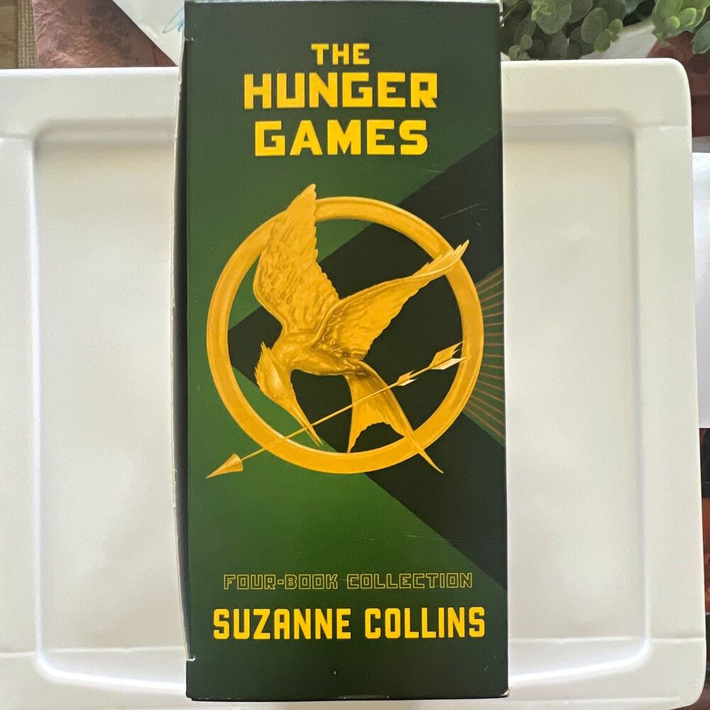 Suzanne Collins Hunger Games 4-Book Paperback Box Set w/Scholastic